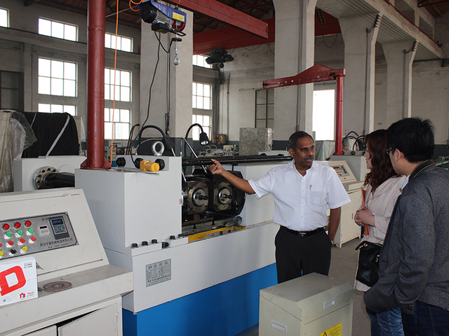 11 клиентов из Индонезии пришли на завод YTMTOOLS, чтобы купить резьбонарезные станки.